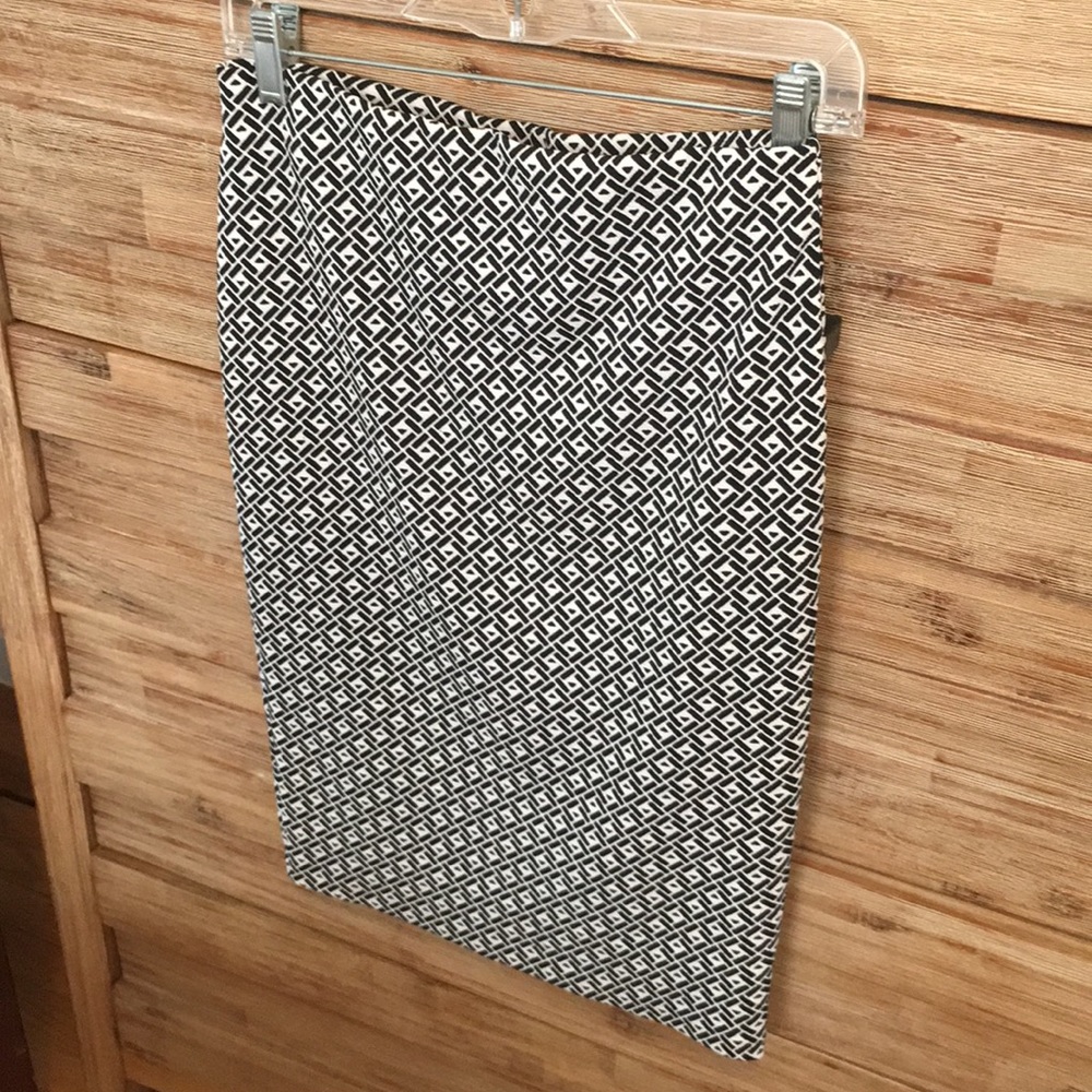 Patterned pencil skirt